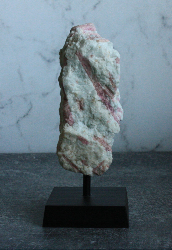 Roze toermalijn op standaard 01