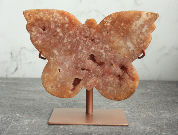 Roze amethist, chalcedoon vlinder op standaard