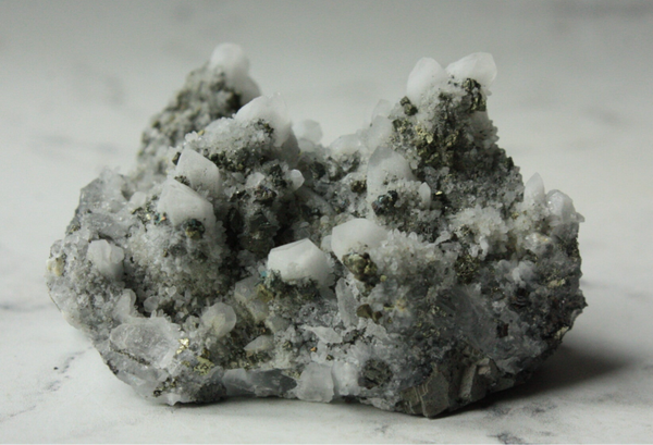 Chalcedoon, kwarts, melkkwarts, pyriet cluster 14