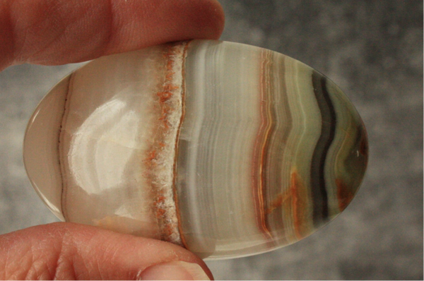 Gestreepte calciet handsteen 01