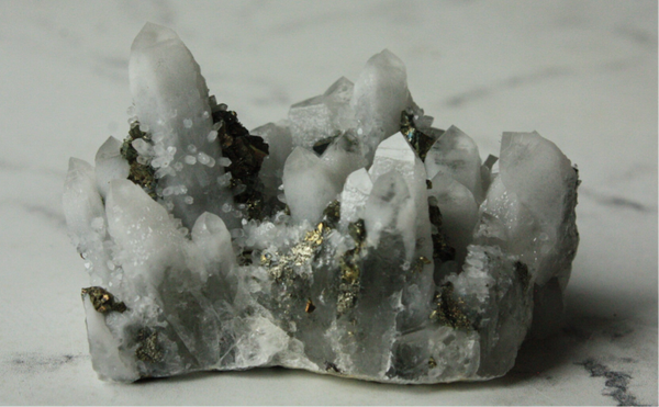 Chalcedoon, kwarts, melkkwarts, pyriet cluster 08