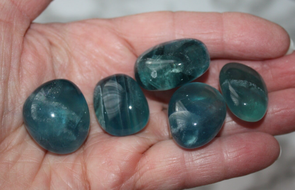 Blauwe fluoriet trommelsteen