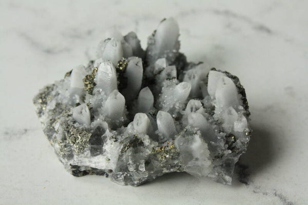 Chalcedoon, kwarts, melkkwarts, pyriet cluster 09