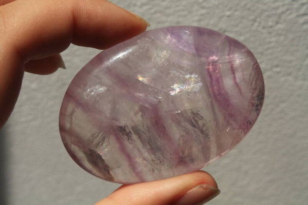 Roze/paarse fluoriet palmsteen 02
