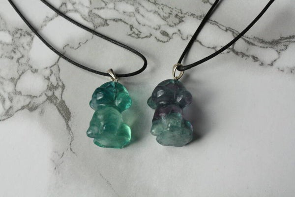 Fluoriet ketting hondje