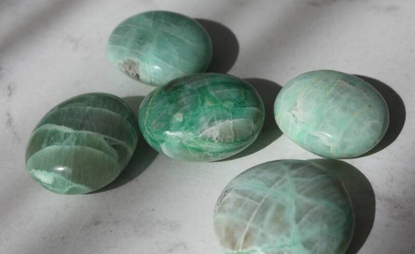 Groene maansteen trommelsteen