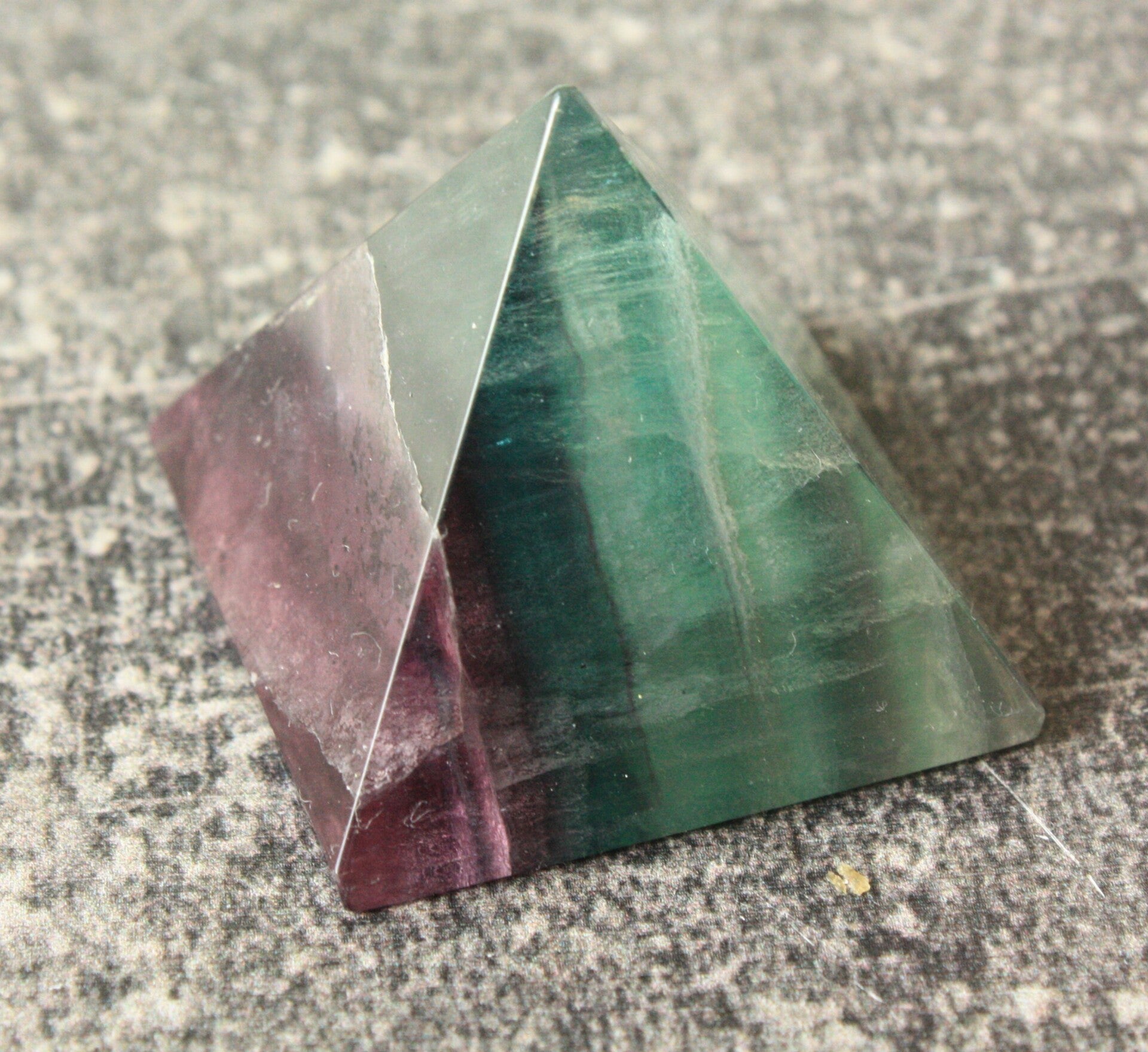 Regenboog fluoriet piramide 01