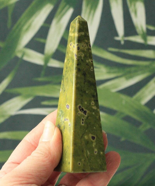 Serpentijn met stichtiet obelisk