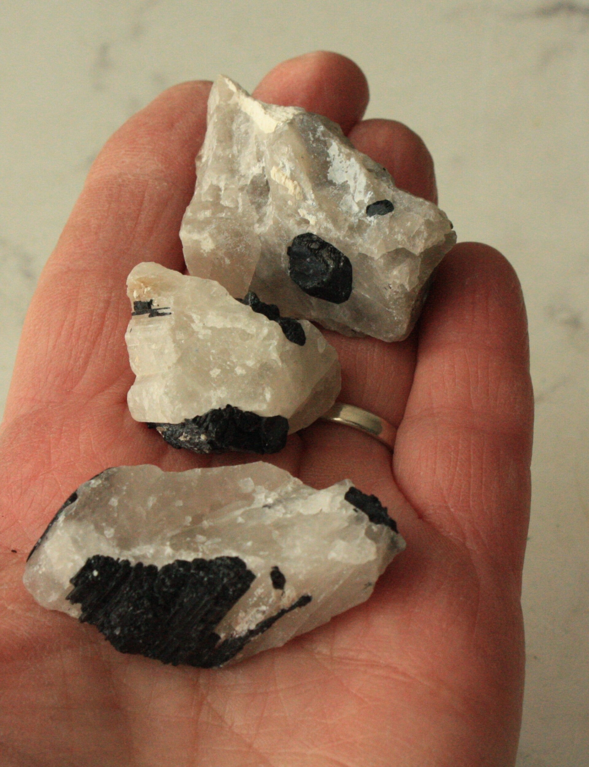 Toermalijn in kwarts ruw stukje