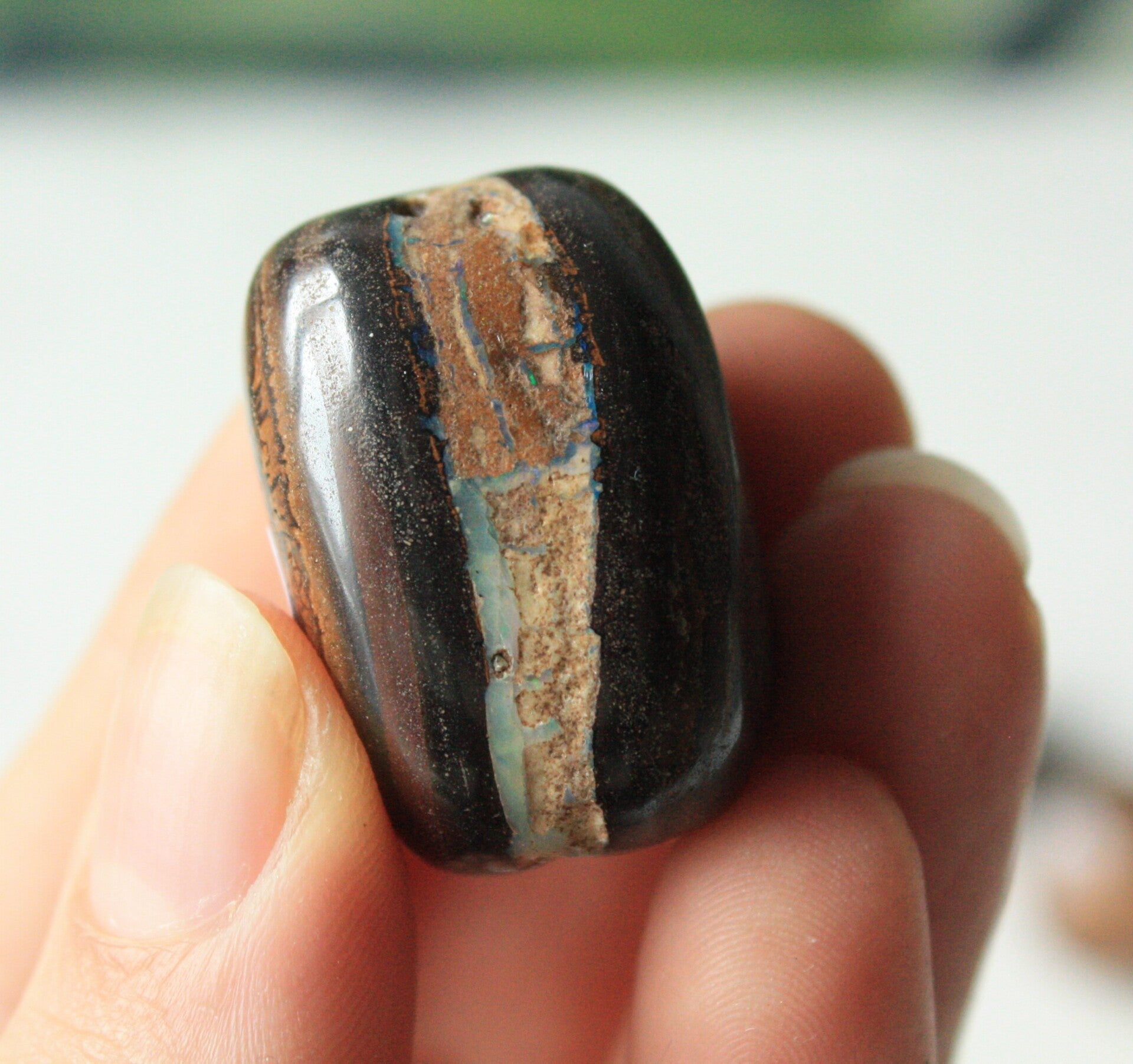 Boulder opaal trommelsteen