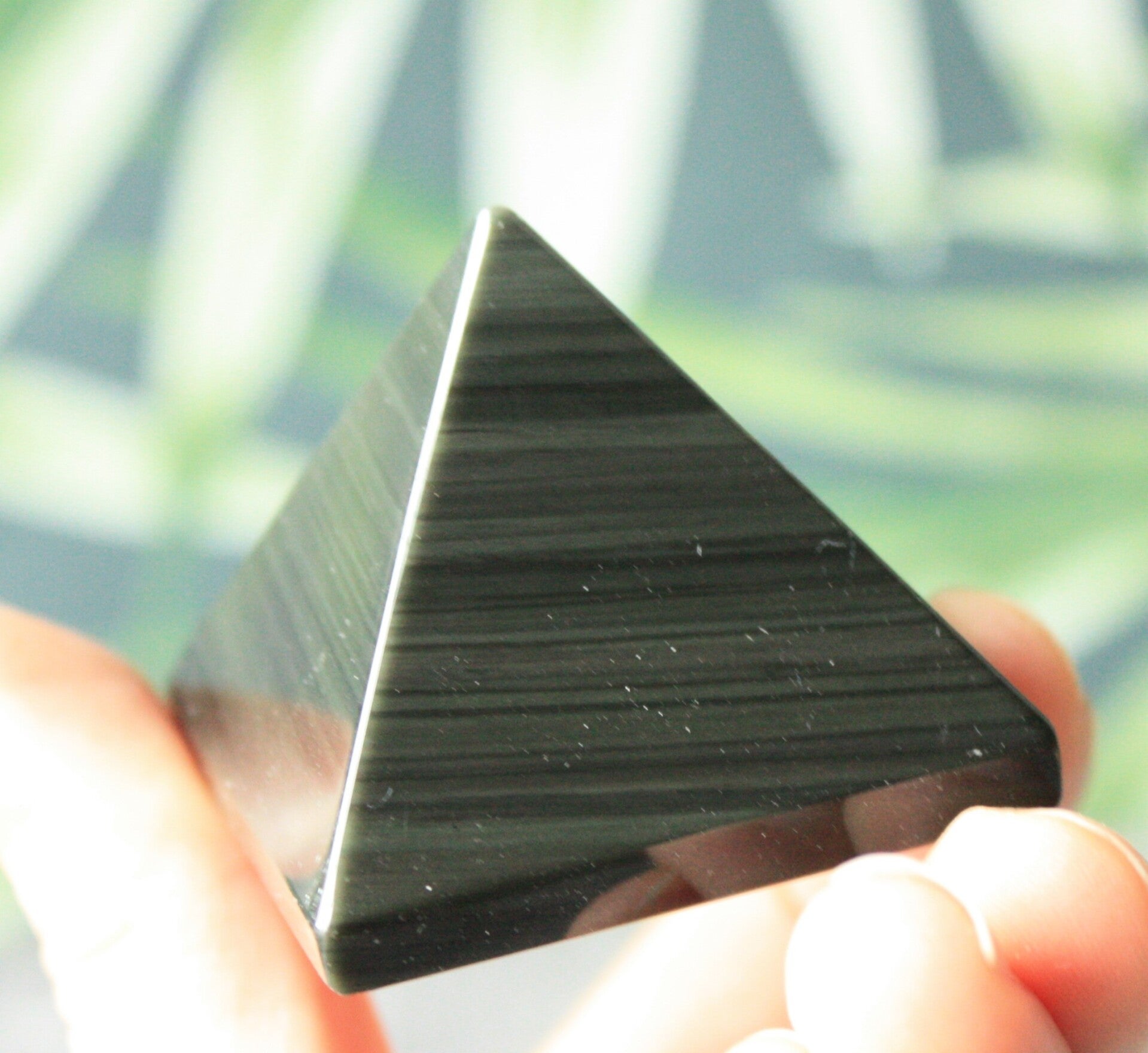 Regenboog obsidiaan piramide