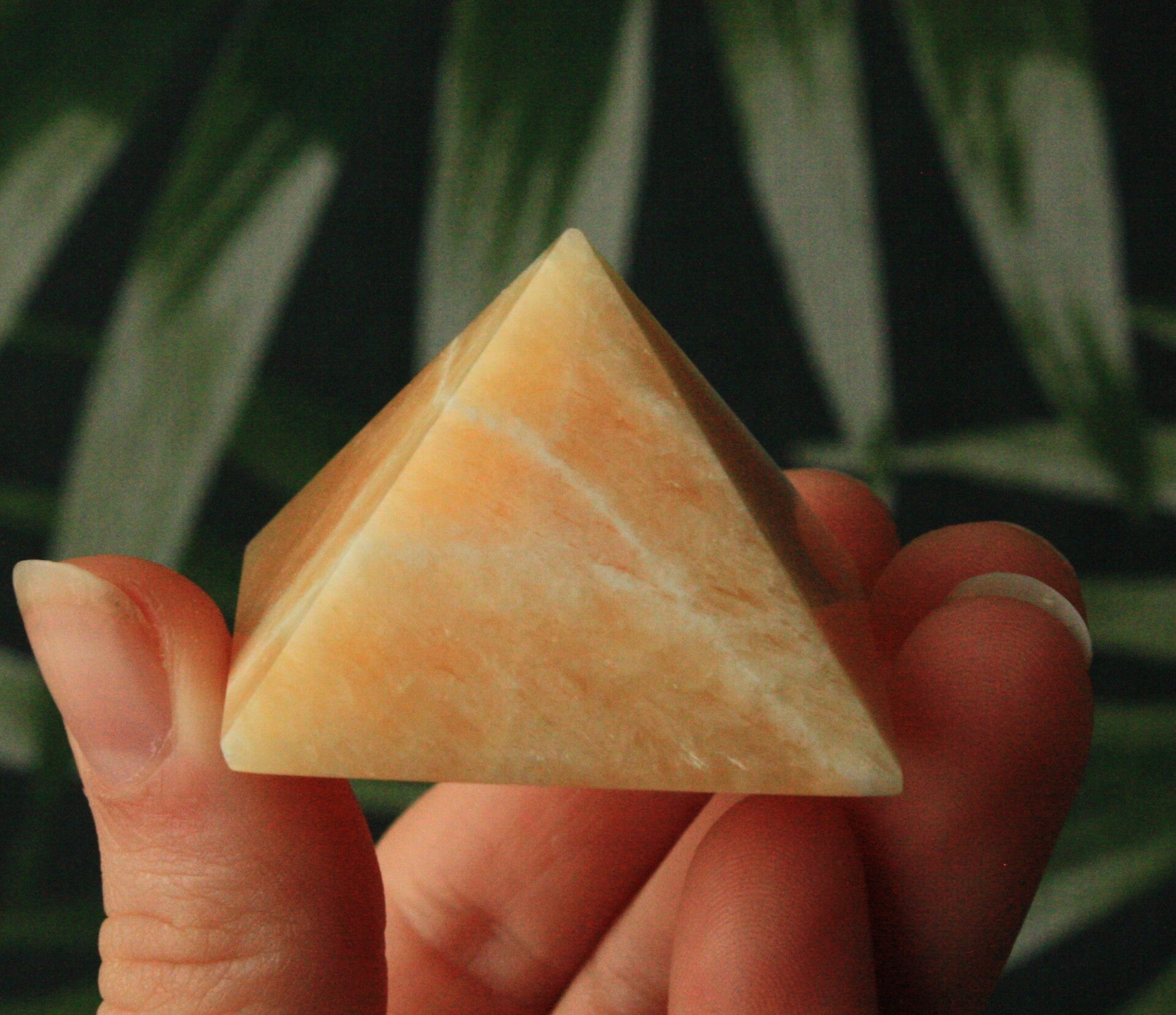 Gele calciet piramide 02