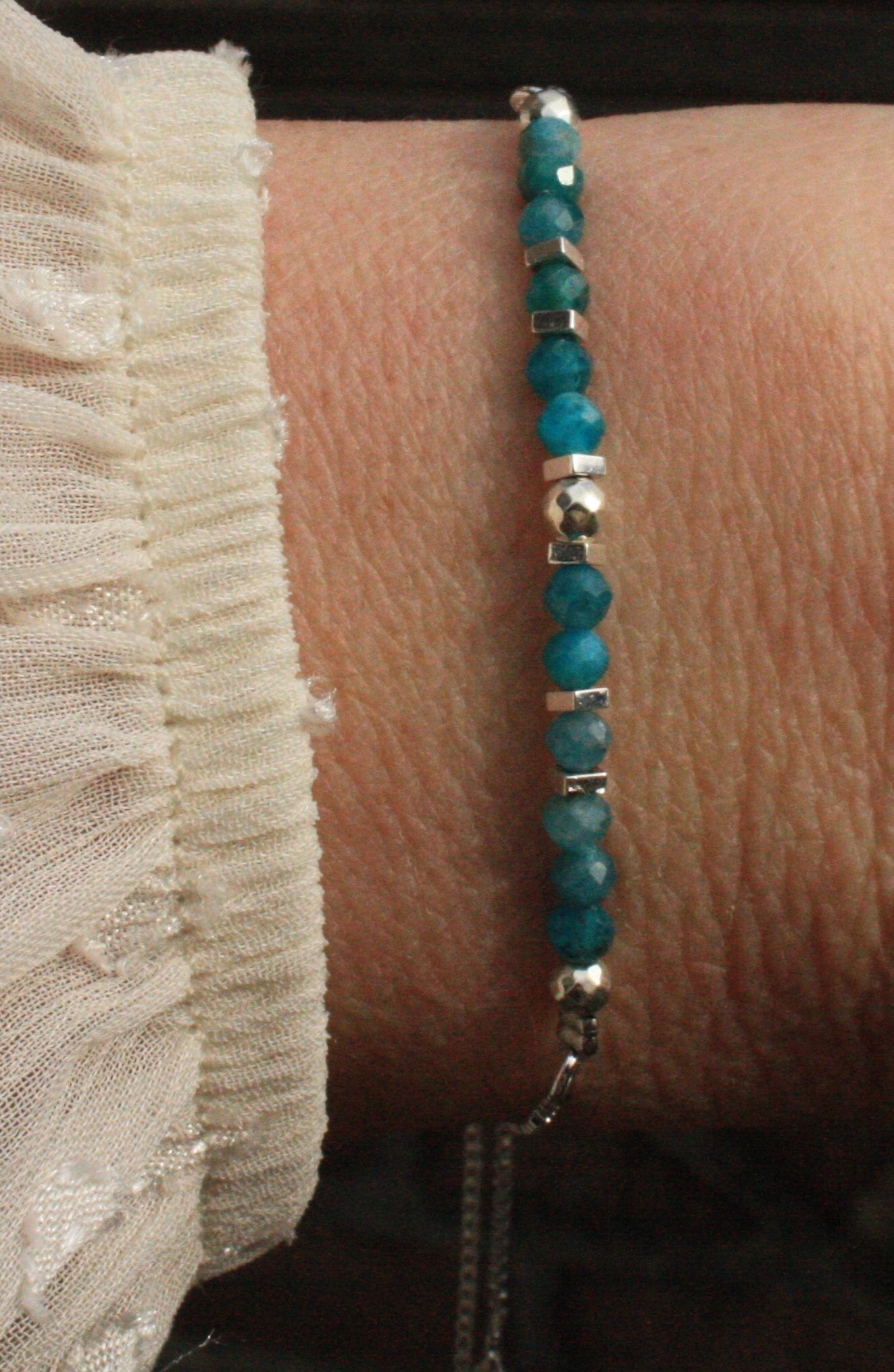 Blauw apatiet armbandje (zilverkleurig)