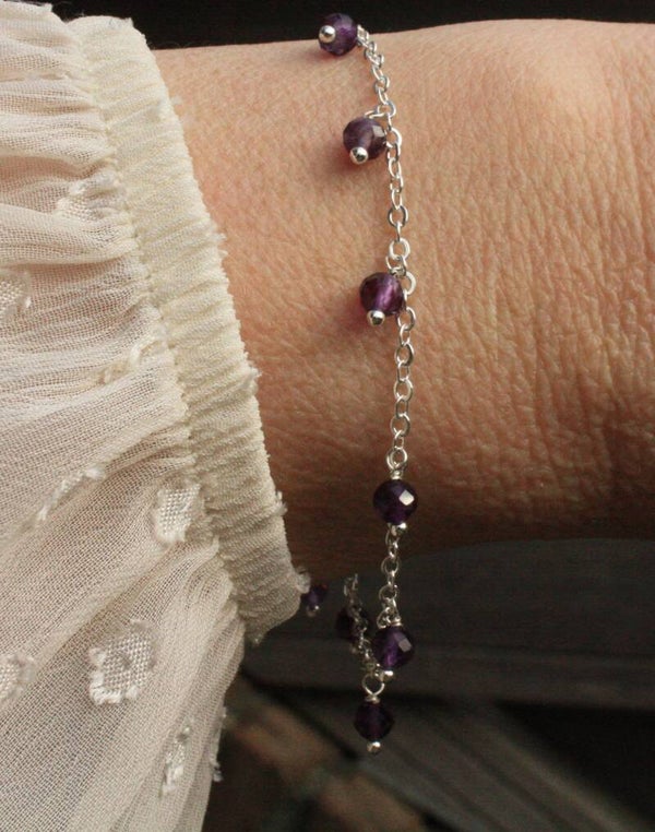 Amethist armbandje (met loshangende kraaltjes, zilverkleurig)
