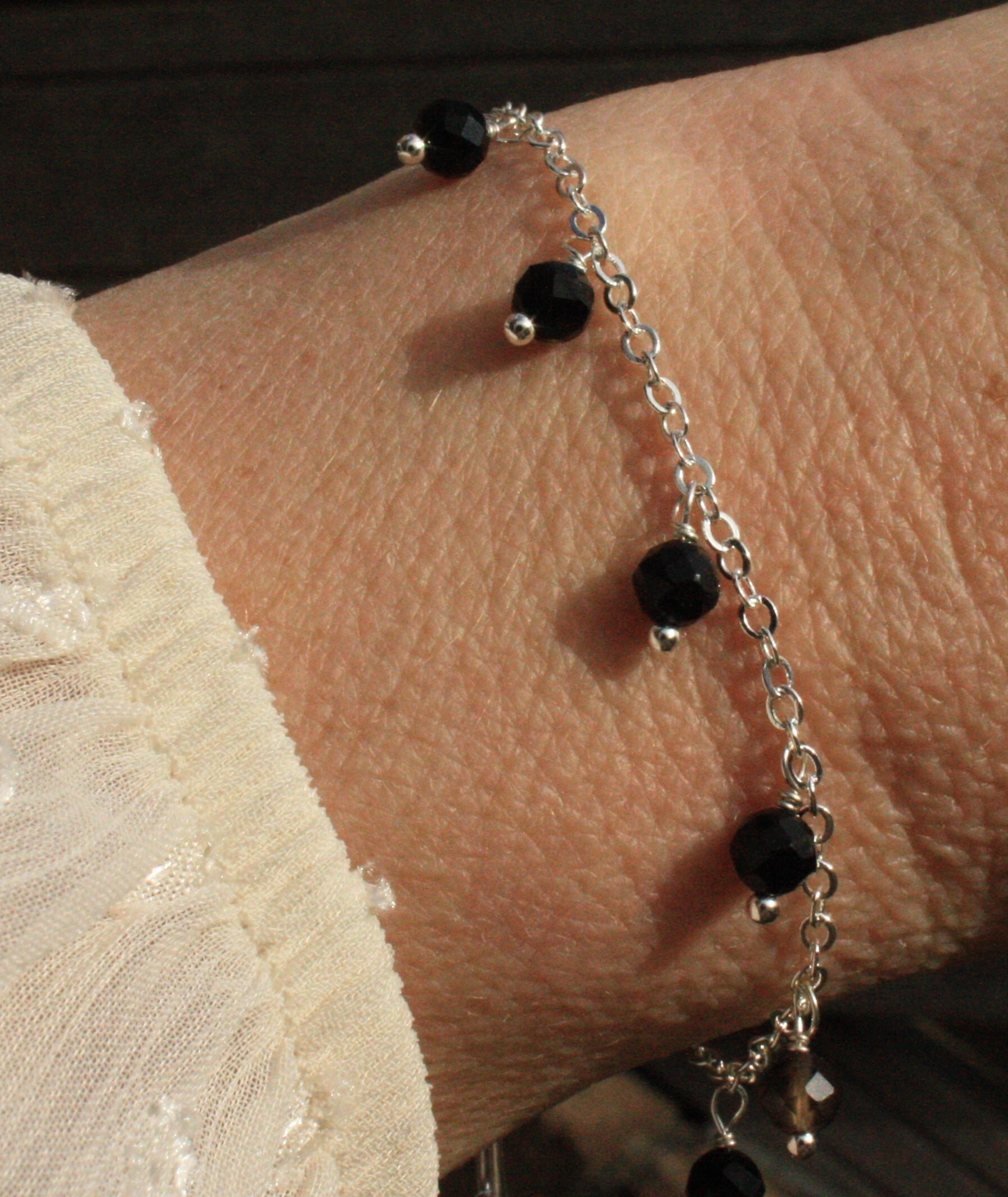 Onyx armbandje (met los hangende kraaltjes, zilverkleurig)