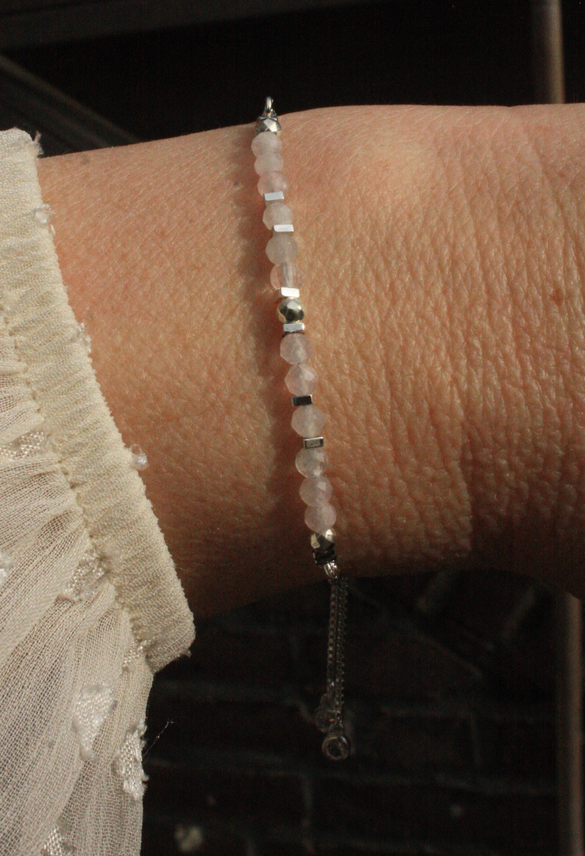 Rozenkwarts armbandje (zilverkleurig)