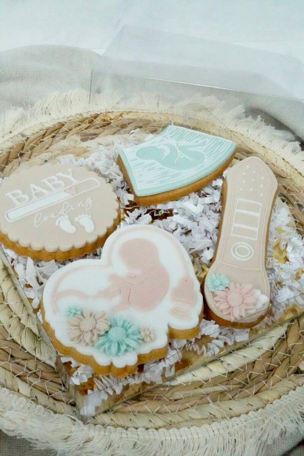 4 koekjes voor zwangerschapsaankondiging in doosje