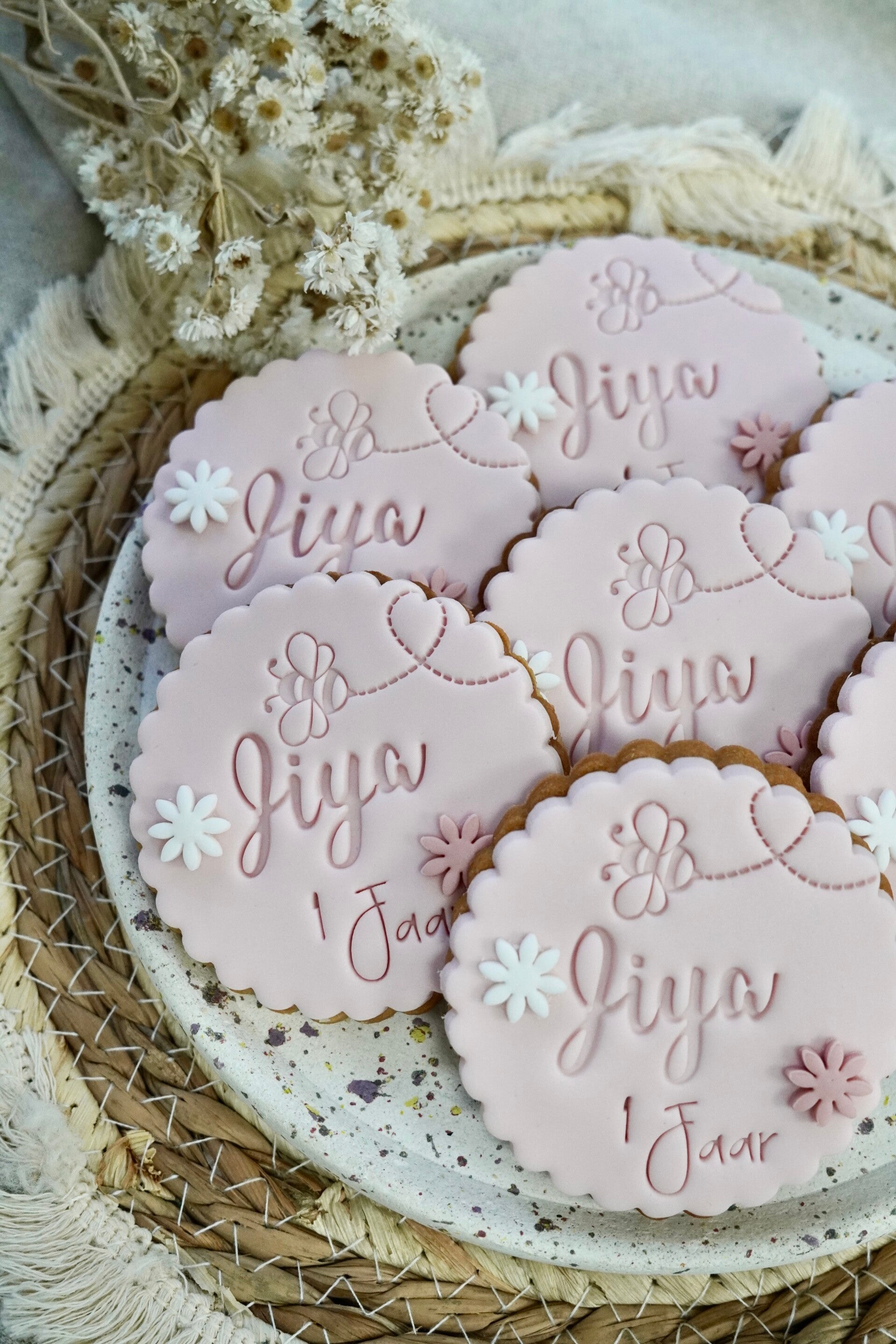 Classic koekje met bloementjes en bijtje