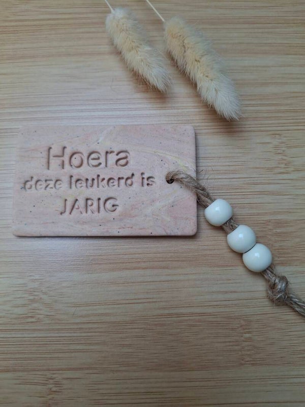 Klei cadeaulabel Hoera deze leukerd is jarig