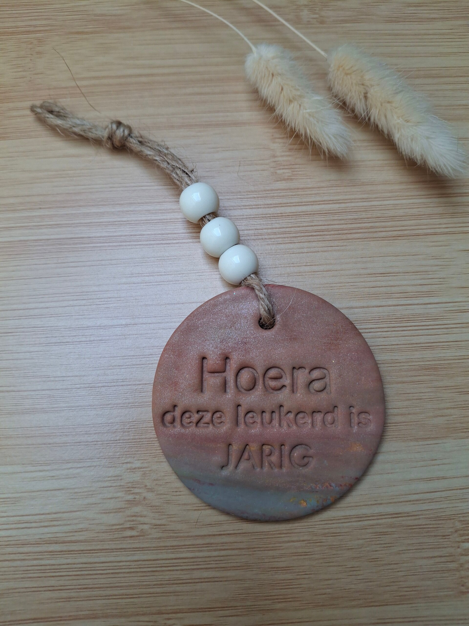 Klei cadeaulabel Hoera deze leukerd is jarig