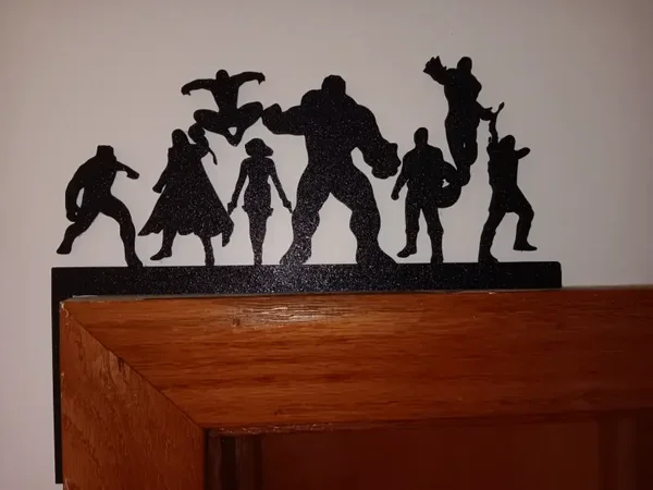 La silueta de los Vengadores para la esquina de la puerta