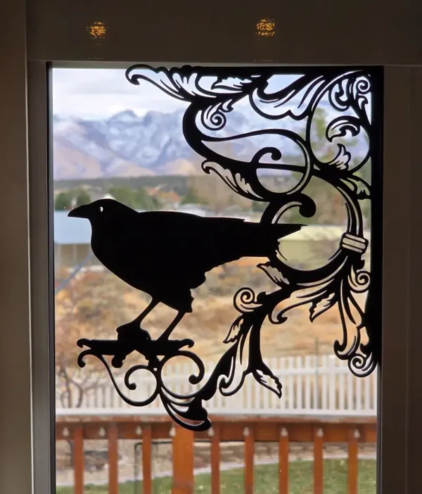 Siluetas de Cuervos en la Ventana
