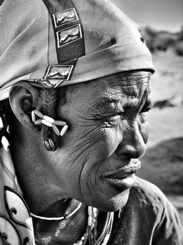 Himba oude vrouw op acrylglas