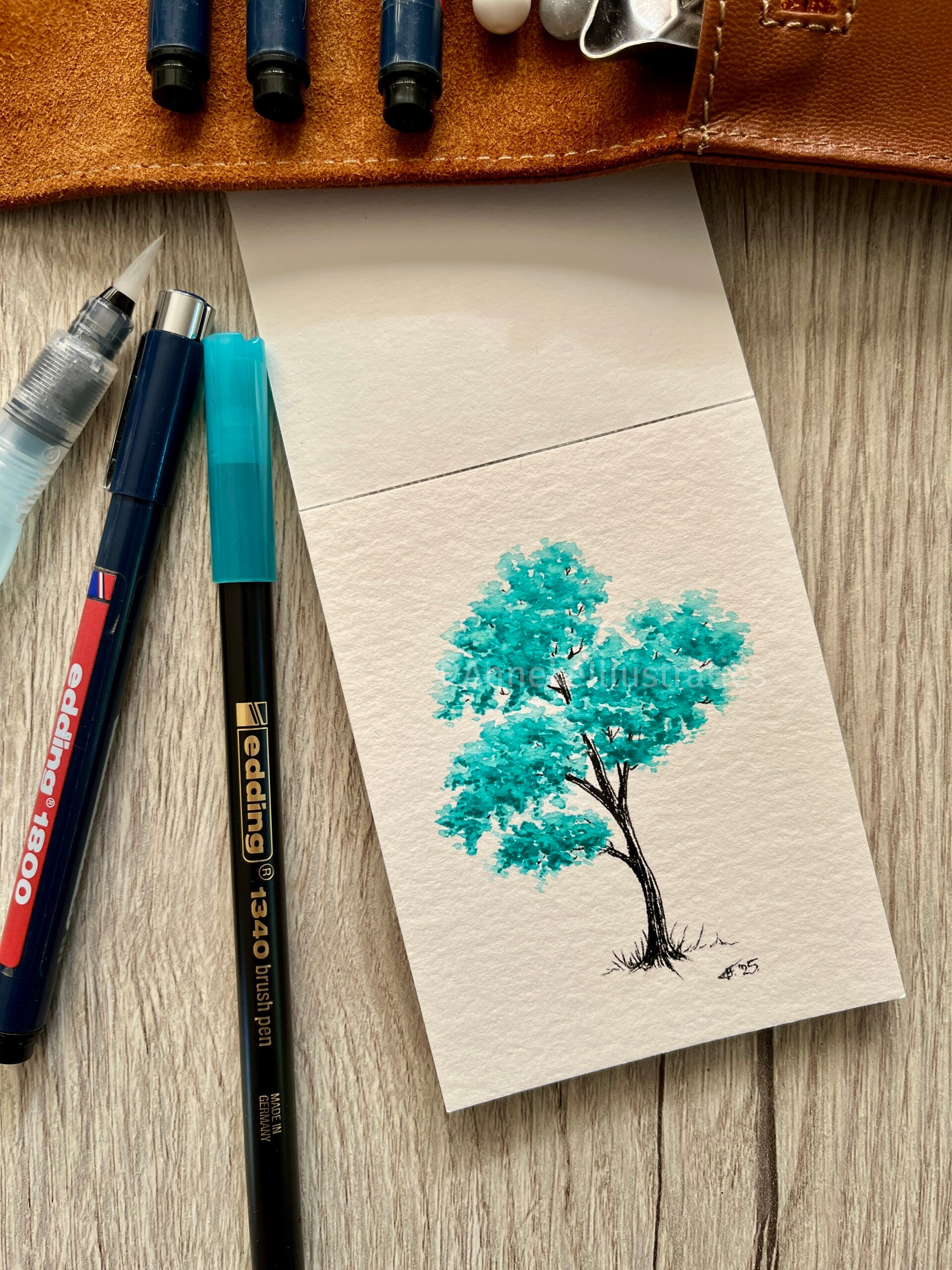 Een pen en aquarel tekening van een boom.