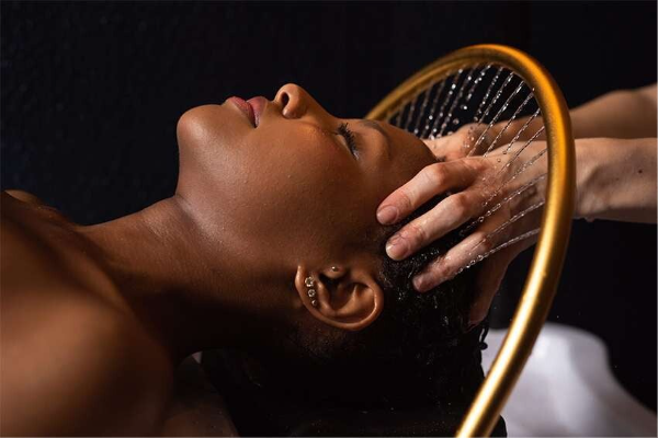 Trattamento di Head Spa per capelli lucidi, sani e bellissimi