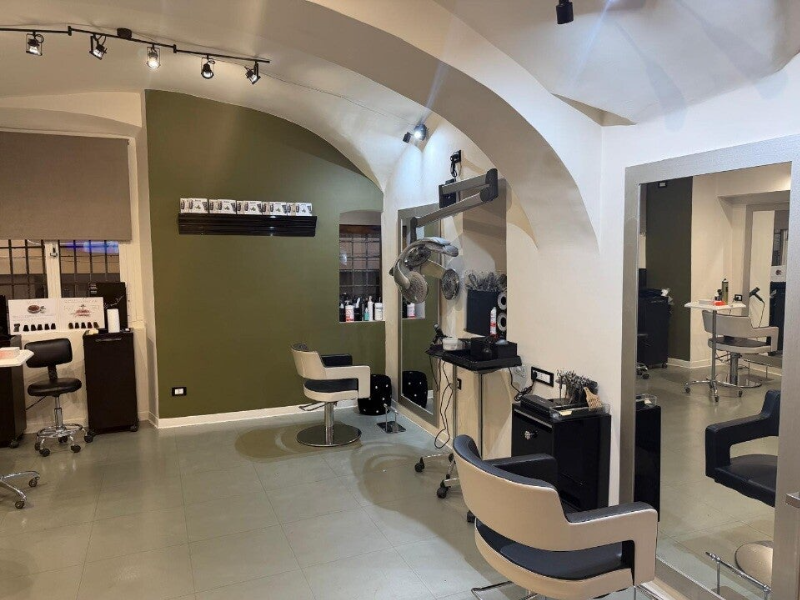 Zona posti di lavoro per Balayage, colori, taglio capelli personalizzato a Genova Centro