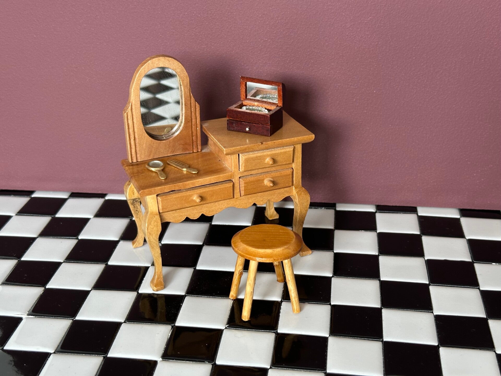 Kaptafel met spiegel, drie lades en een bijpassend krukje