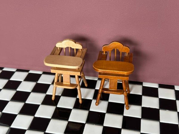 Kinderstoel (Licht en donker hout)