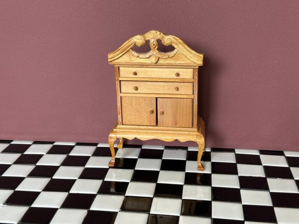 Kast op hoge poten met gedetailleerd snijwerk - licht hout