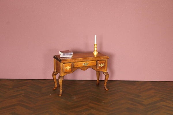 Houten kaptafel of bureau in Queen Anne-stijl