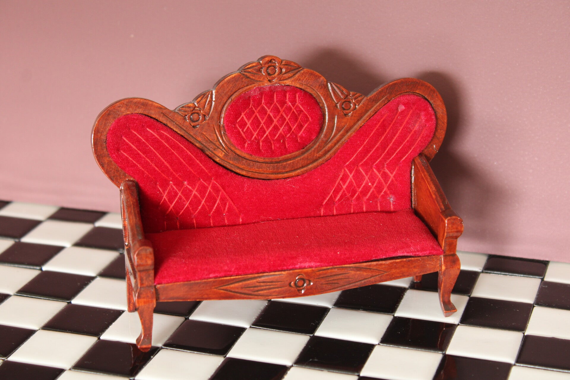 Set: Bank en stoel met rood fluwelen bekleding en houten frame