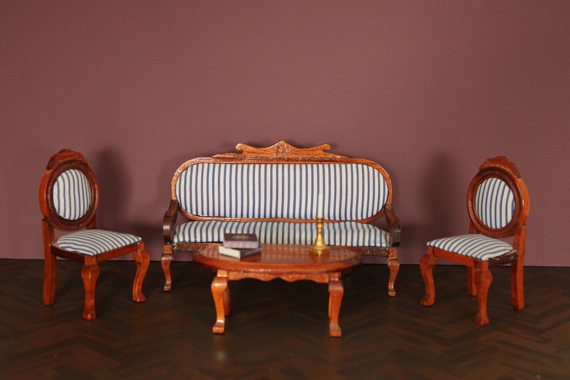 Set: Bank + twee stoelen met gestreepte bekleding