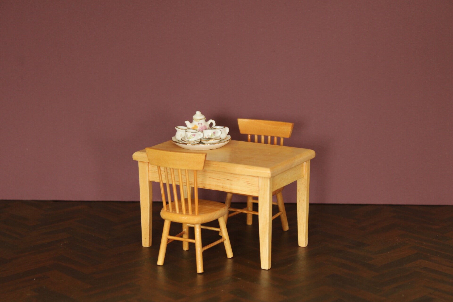 Set: eettafel + twee spijlenstoeltjes