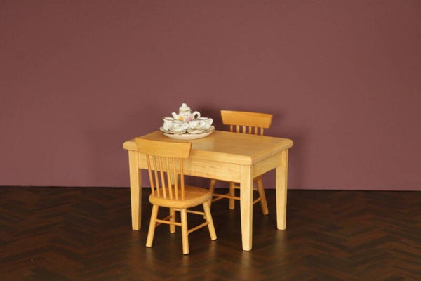 Set: eettafel + twee spijlenstoeltjes