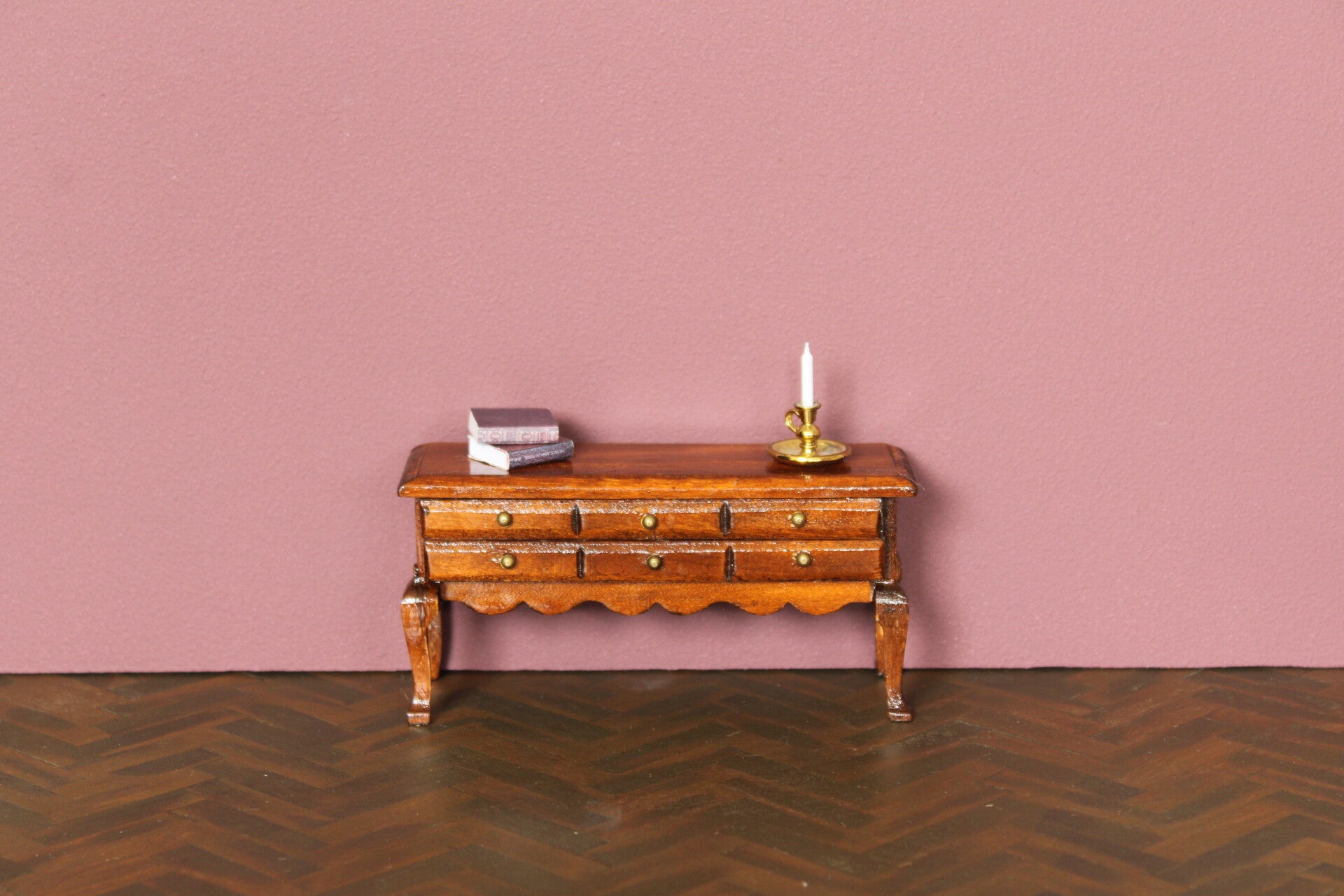 Houten kast met elegante poten en messingkleurige knopjes