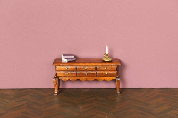 Houten kast met elegante poten en messingkleurige knopjes