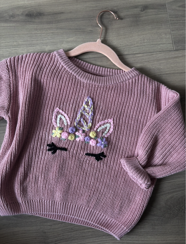 Handbestickter Einhorn-Pullover – liebevolles Unikat für Kinder