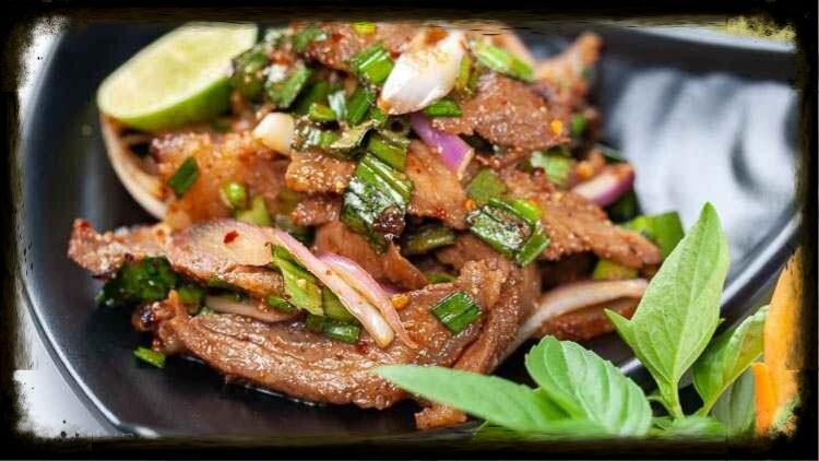 Nuea Nam Tok ( leicht scharf )