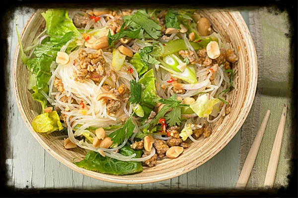 Yam Wun Sen Poulet ( leicht scharf )