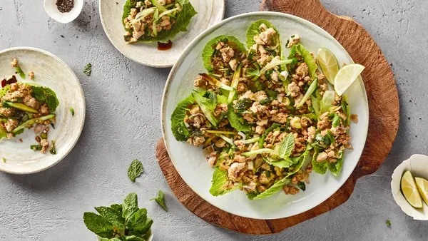 Laab Gai ( leicht scharf )