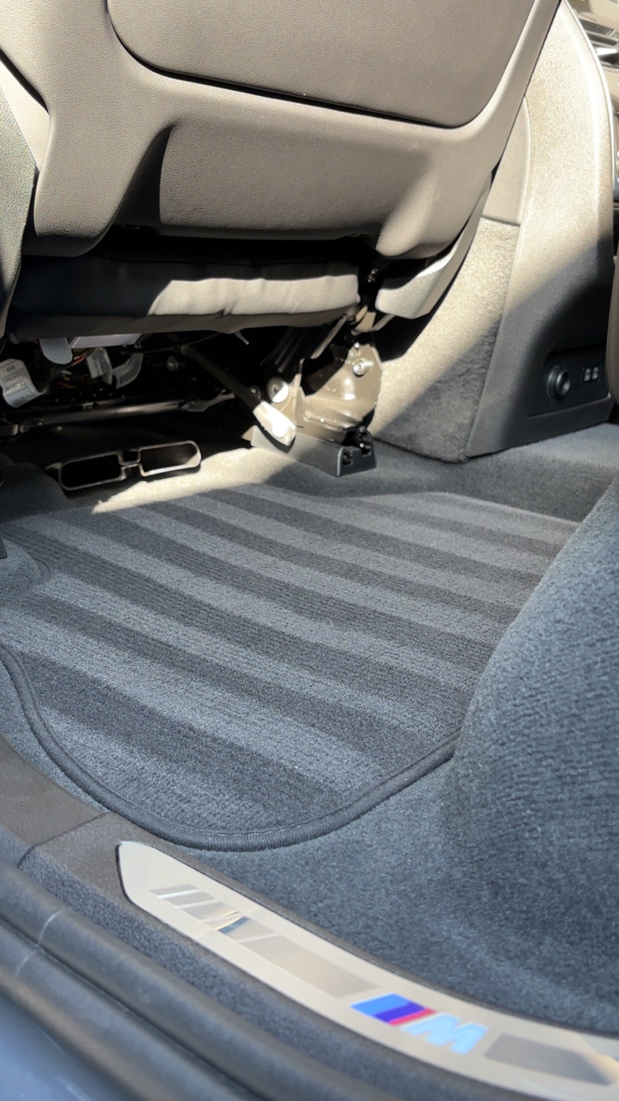 Zeer proper interieur met lijntjes op de matten