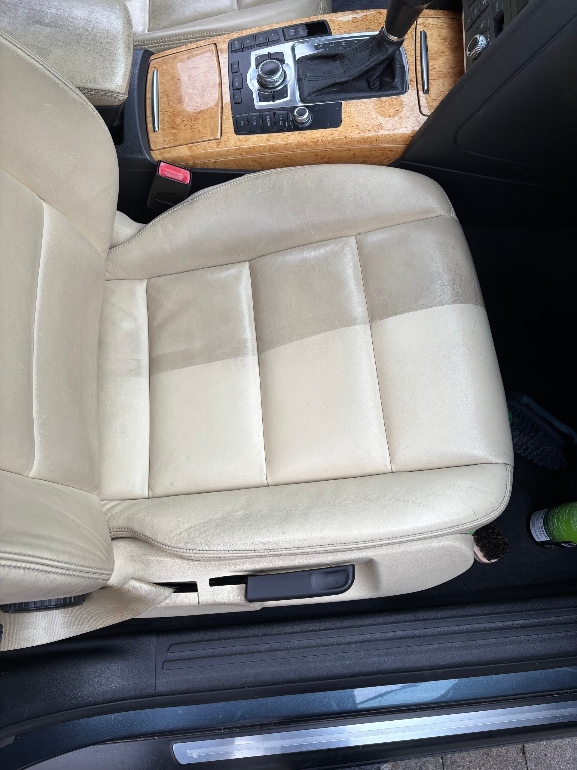 zetel die half gereinigd en de andere helft is nog donker door het vuil