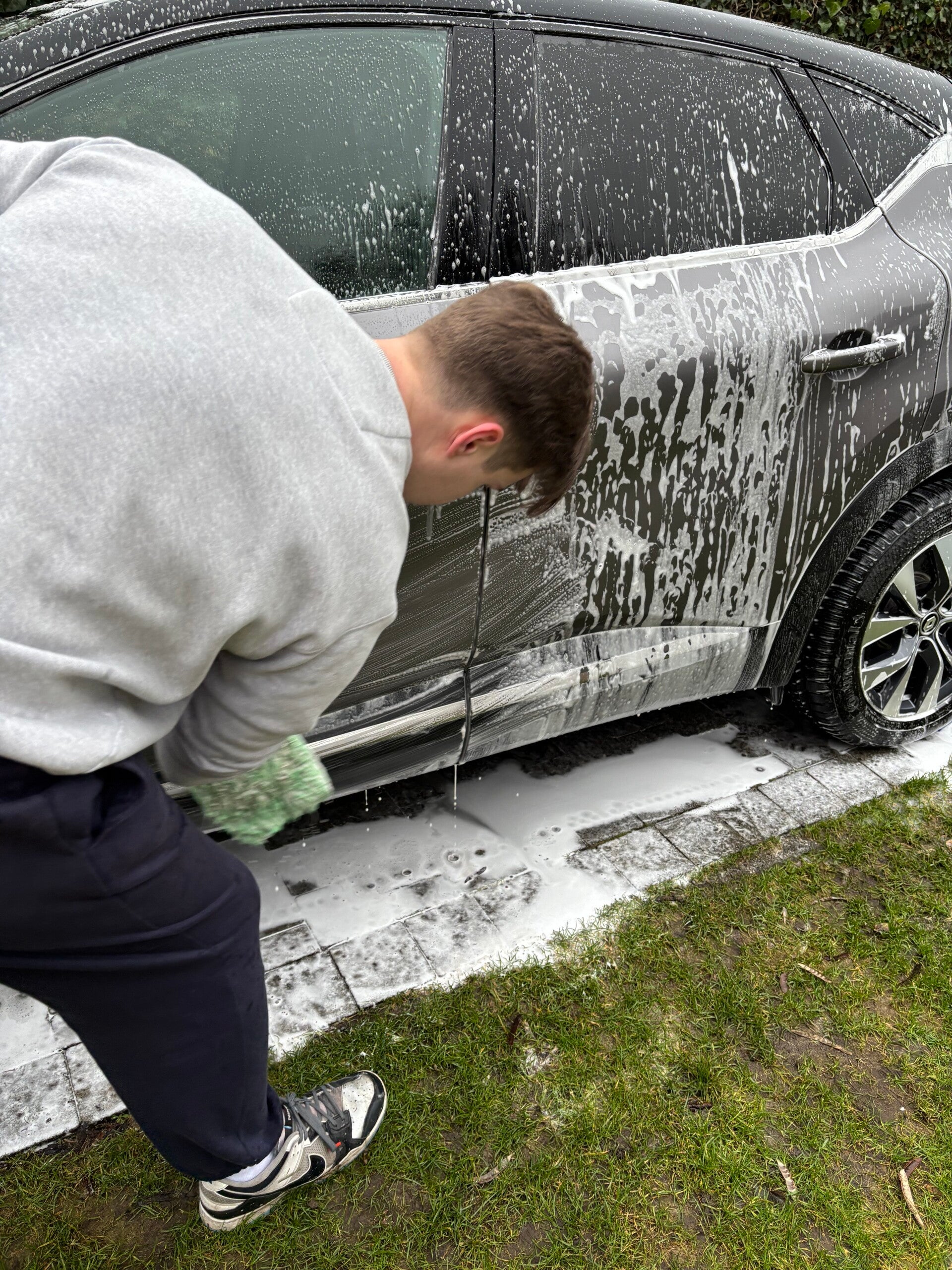 ik ben de auto langs de buitenkant aan het wassen