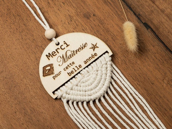 Décoration bois et macramé – Cadeau de fin d'année personnalisé