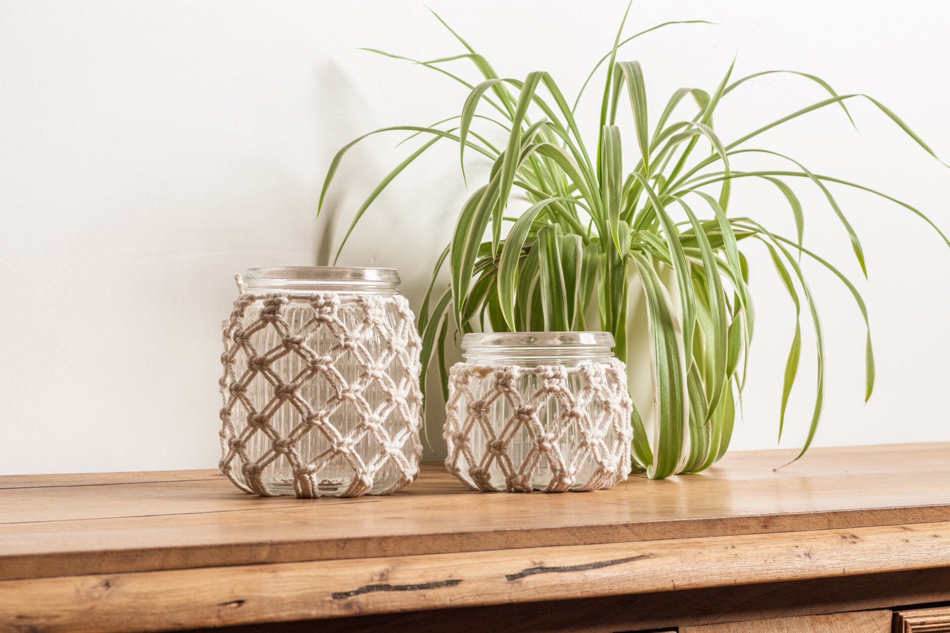 Pot en verre décoré de macramé Tressé