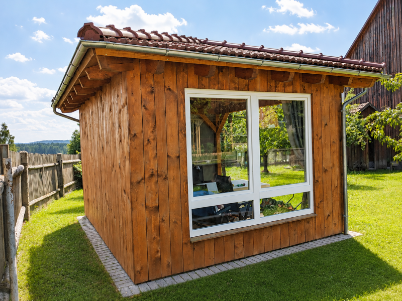 Holzpavillon mit Fenster